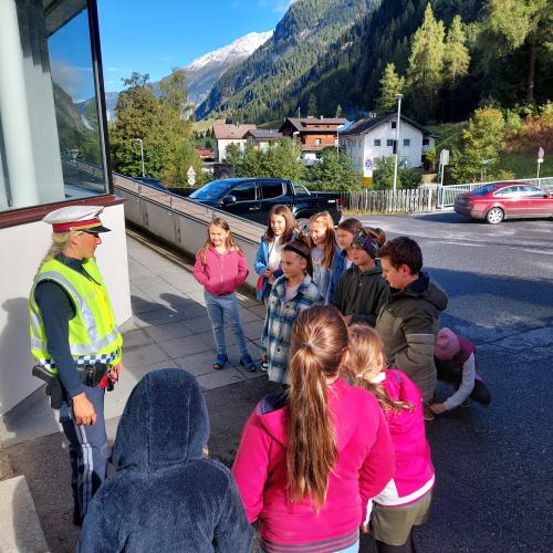 Verkehrserziehung mit der Polizei 2425
