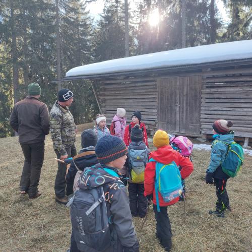 Jäger und Wildtierfütterung 25